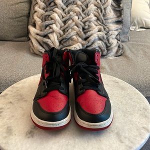 AIR JORDAN 1 MID GS 'BANNED' Pre-owned kids size 5.5